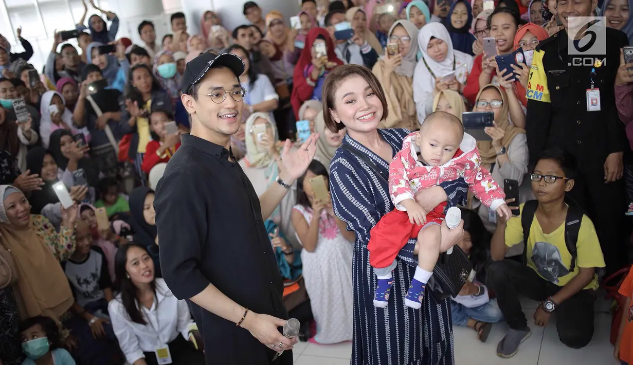 Penyanyi Afgan dan Rossa saat menghibur pasien anak-anak di RSCM, Jakarta, Senin (28/5). Acara tersebut merayakan ulang tahunnya Afgan yang ke-29 dan sekaligus menghibur pasien anak-anak. (Liputan6.com/Faizal Fanani)