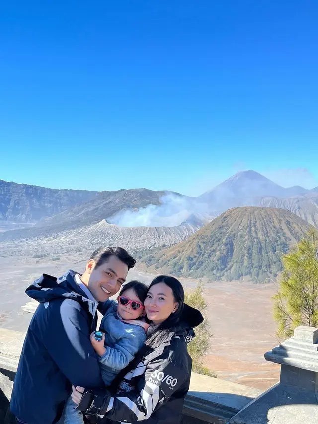 6 Potret Jonas Rivanno Ajak Asmirandah dan Chloe Naik Bukit, Family Man