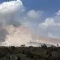 Gunung Sinabung mengeluarkan abu vulkanik tipis ke udara di Karo, Sumatra Utara (20/2). Gunung Sinabung meletus kembali tanggal 19 Februari, yang mengeluarkan asap tebal setinggi 5.000 meter. (AFP Photo/Kadri Boy Tarigan)