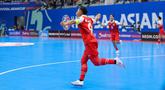 Pemain Timnas Futsal Indonesia, Mochammad Iqbal melakukan selebrasi setelah mencetak gol pembuka ke gawang Korea Selatan dalam laga Grup A Piala Asia Futsal 2026 di Indonesia Arena, Senayan, Jakarta, Selasa (27/01/2026). (Bola.com/Bagaskara Lazuardi)