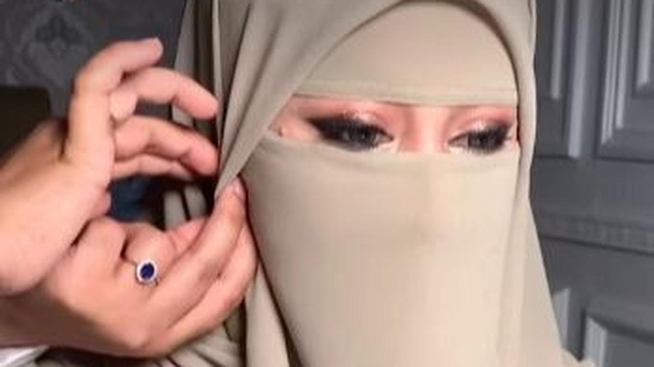 Sang halnya dengan sang anak, Ummi Pipik juga terlihat cantik di acara tersebut.