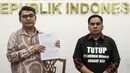 Anggota Komnas HAM menerima laporan dari perwakilan Aliansi Masyarakat Anti Mafia Tambang di Kantor Komnas HAM, Menteng, Jakarta Pusat, Kamis (24/11/2022). Kedatangan mereka untuk menyampaikan laporan pengaduan dan audiensi pada anggota Komnas HAM terkait beberapa dugaan tindakan pelanggaran hak asasi manusia yang dilakukan oleh PT Amman Mineral. (Liputan6.com/Faizal Fanani)