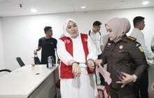 Mira Hayati Bos Skincare Makassar Tak lagi Glamor saat Dibui, Kilau Gelang Emas kini Berganti Borgol