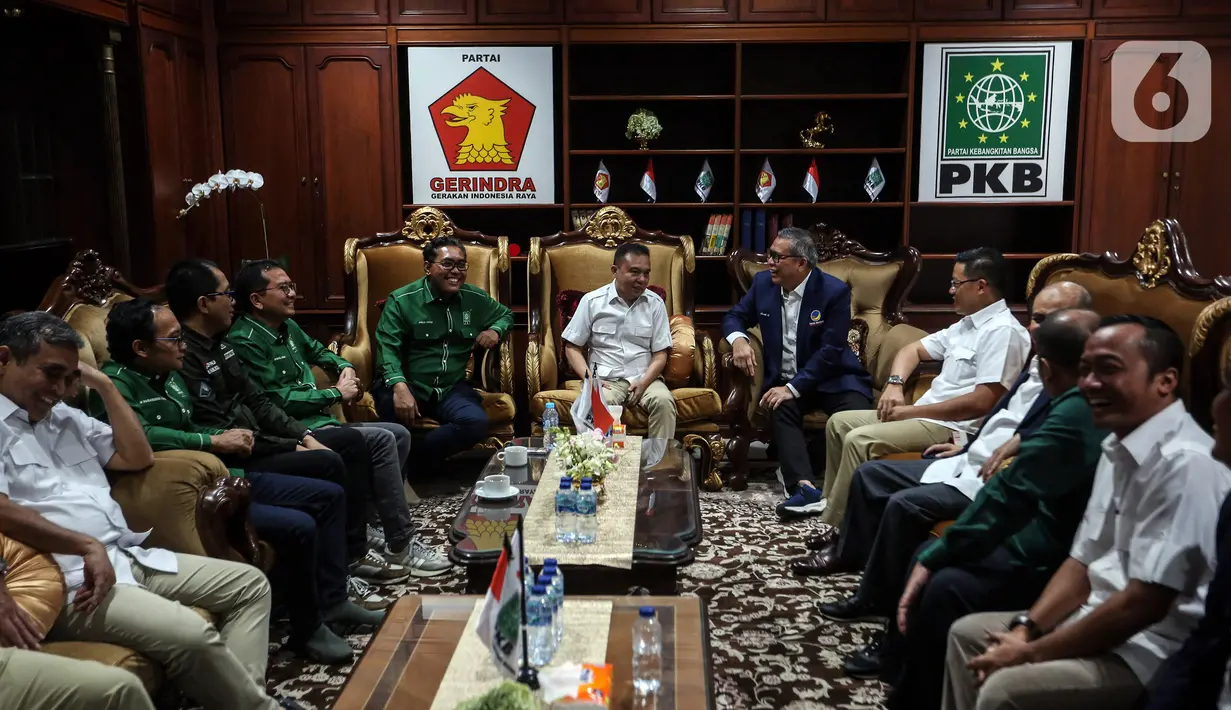 Ketua Harian DPP Partai Gerindra Sufmi Dasco Ahmad (tengah), Wakil Ketua Umum PKB Jazilul Fawaid (kiri), Wakil Ketua Umum Partai Nasdem Ahmad Ali (kanan) berbincang saat pertemuan di Sekretariat Bersama Gerindra-PKB, Jakarta, Kamis (26/1/2023). Pertemuan petinggi Gerindra-PKB-Nasdem tersebut untuk bersilahturahmi antarpartai politik jelang Pemilu 2024 sekaligus membahas koalisi perubahan Indonesia Raya yang diharapkan memberi dampak positif agar persatuan dapat terjaga. (Liputan6.com/Johan Tallo)