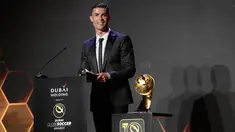 Striker Juventus, Cristiano Ronaldo memberi sambutan usai meraih Penghargaan Pemain Terbaik Tahun 2018 selama Dubai Globe Soccer Awards ke-10 di Dubai (3/1). Ronaldo mengungguli Antoine Griezmann dan Kylian Mbappe. (AFP Photo/Fabio Ferrari)