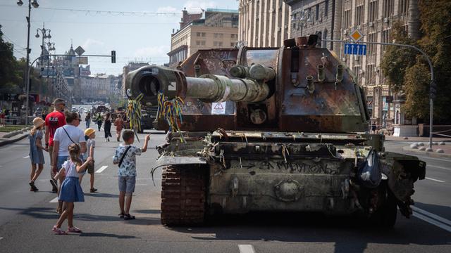 Ukraina Pamerkan Kendaraan Militer Rusia yang Hancur