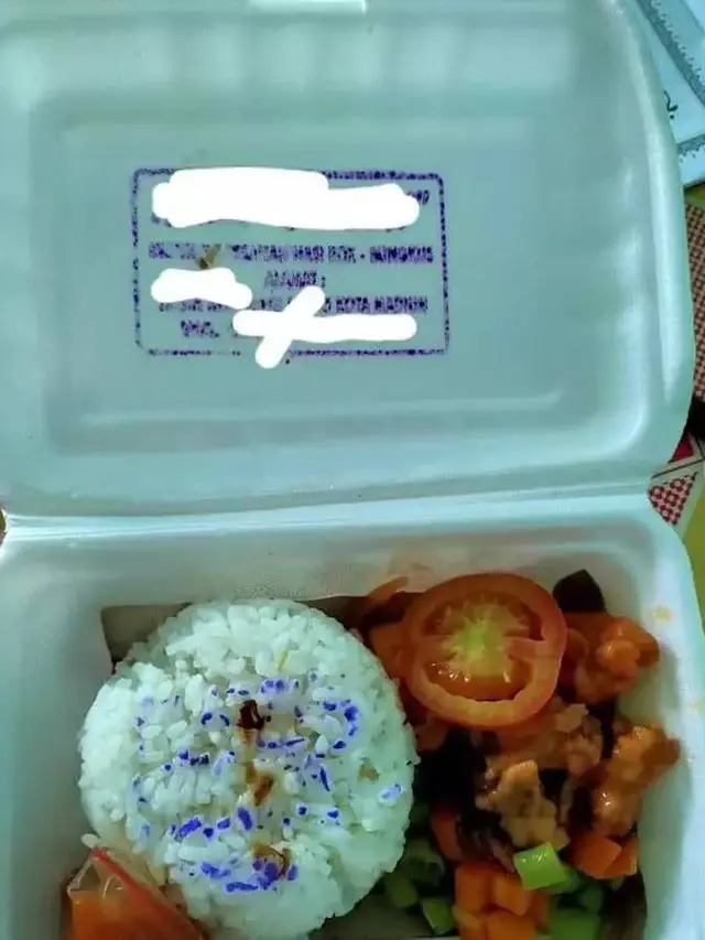 8 Potret Nyeleneh Isi Nasi Kotak yang Bikin Geleng Kepala, Lauknya Kocak Banget