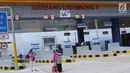 Warga berfoto berlatar gerbang tol Cigombong I di Cigombong, Kab Bogor, Jawa Barat, usai diresmikan, Sabtu (1/12). Ruas panjang tol Ciawi-Sukabumi Seksi I Ciawi-Cigombong sejauh 15,3 kilometer. (Liputan6.com/Helmi Fithriansyah)