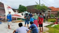 Pesawat bikinan Suyanto alias Heri Santoso jadi tontotan warga. (Adirin/Liputan6.com)