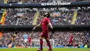 Reaksi kecewa pemain Liverpool, Mohamed saat laga pekan ke-29 Liga Inggris 2022/2023 melawan Manchester City yang berlangsung di Etihad Stadium, Manchester, Minggu (01/04/2023) WIB. The Cityzens menang dengan skor 4-1. (AP Photo/Jon Super)