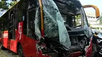 Kecelakaan lalu lintas terjadi didekat istana Presiden, Jakarta. Bus Transjakarta bertabrakan dengan bus Kopaja AC.