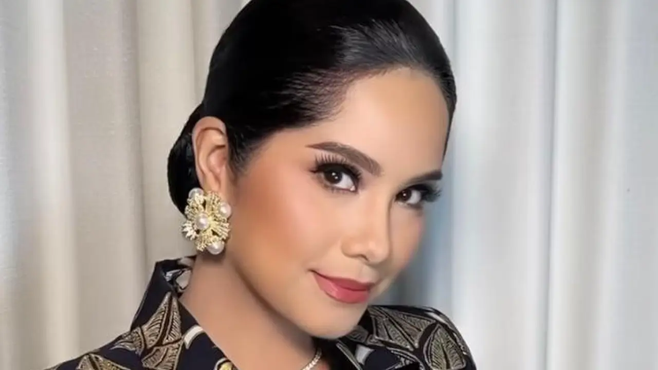 6 Adu Gaya Annisa Pohan dan Beby Tsabina Hadiri Acara Tutur Batik, Elegan Berbatik