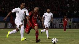 Pemain Persis Solo, Dimas Galih berebut bola dengan pemain PPSM Magelang, Imam Sahid (kiri) pada laga perdana grup C Piala Kemerdekaan di Solo, Jateng, Sabtu (15/8/2015). Persis takluk 2-3 dari PPSM. (Bola.com/Vincensius Sarwono)