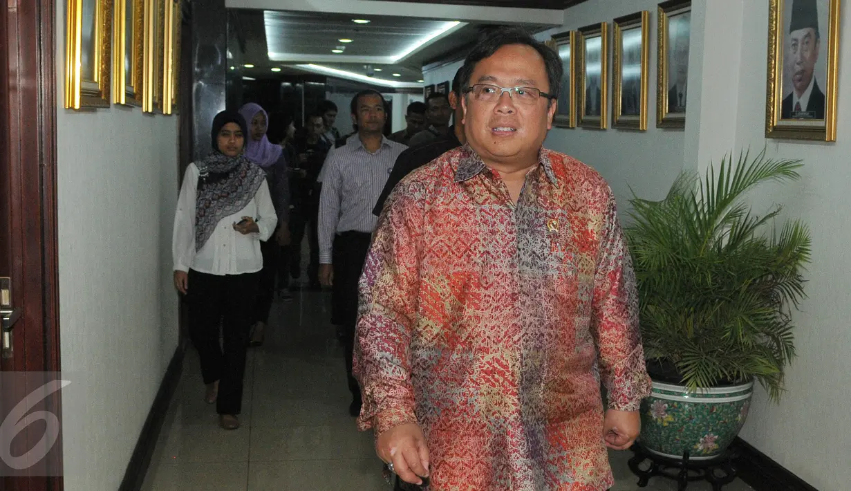 Menkeu Bambang Brodjonegoro saat menuju ruang pertemuan di Gedung MPR/DPR/DPD RI, Jakarta, Kamis (23/7/2015). Menkeu Bambang melakukan halal bilahal dengan Ketua Ketua MPR RI Zulkifli Hasan sekaligus membahas RUU APBN 2015. (Liputan6.com/Herman Zakharia) 