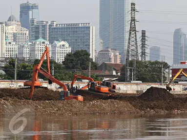 Alat berat mengeruk lumpur yang mengendap di Kanal Banjir Barat, Jakarta, Kamis (26/11/2015). Pemprov DKI Jakarta terus menyiapkan sejumlah langkah antisipasi demi menghadapi potensi banjir. (Liputan6.com/Immanuel Antonius)