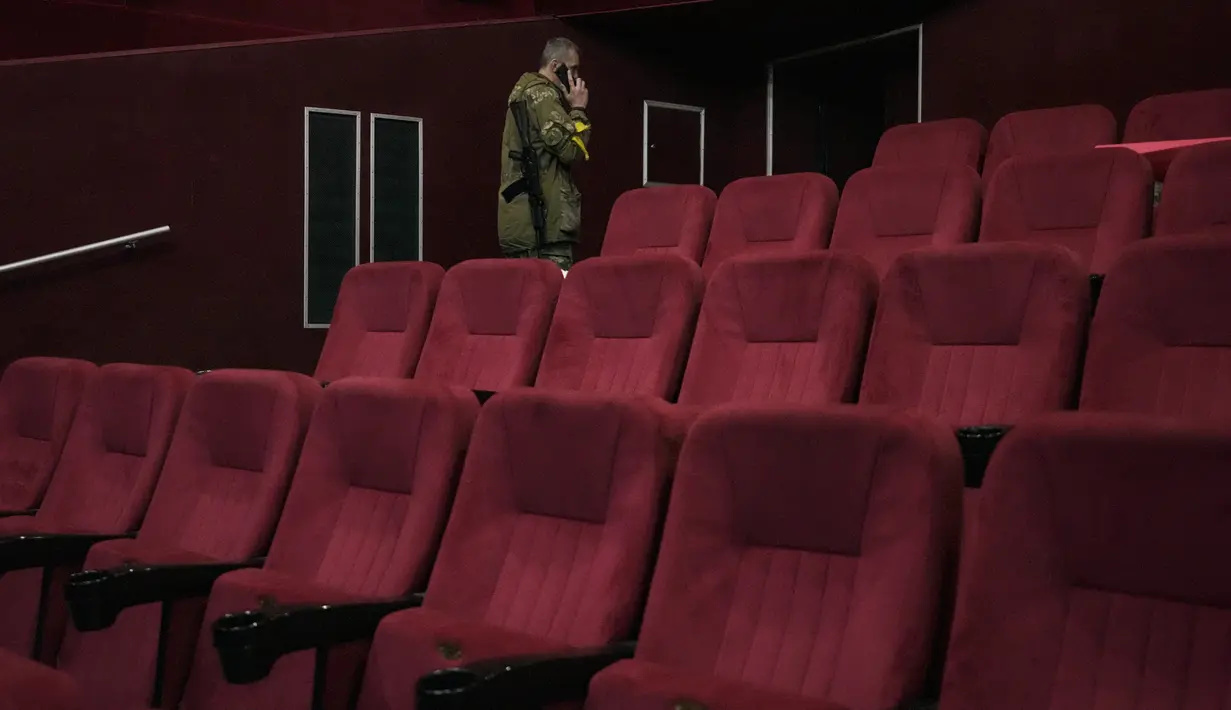 Aktivis Ukraina dan veteran perang di timur negara itu, Ihor Mazur, wakil ketua kelompok nasionalis UNA-UNSO, berjalan di sebuah bioskop di Kiev, Ukraina, Senin (7/3/2022). Ukraina mengklaim lebih dari 11.000 tentara Rusia tewas dalam perang antara Rusia-Ukraina sejak 24 Februari 2022 lalu. (AP Phot