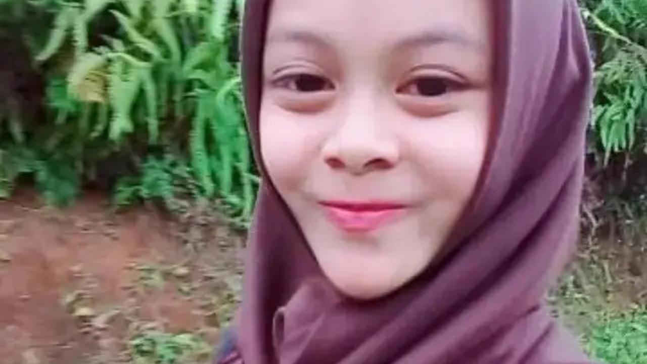 7 Potret Melly Lee Umroh Tampil Berhijab Mirip Masa SMP, Tak Pakai Makeup