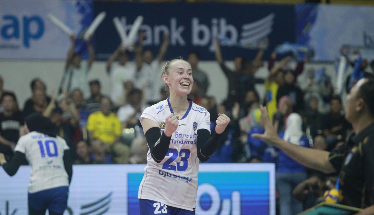 <p>Selebrasi pemain Bandung BJB Tandamata, Vera Kastsiuchyk merayakan kemenangan 3-2 (28-26, 26-24, 18-25, 12-25 dan 15-13) atas Jakarta Popsivo Polwan pada laga seri kedua putaran kedua PLN Mobile Proliga 2024 di GOR Si Jalak Harupat, Kabupaten Bandung, Jumat (7/6/2024). (Dok. PBVSI)</p>