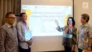 Sekretaris Pengurus Yayasan Pendidikan Astra-MDR Kristanto (kedua kiri), Ketua E-System UKSW  Ferdy Rondonuwu, Bendahara Pengurus YPA-MDR Regina Okthory dan Handoko Pranoto berbincang di sela-sela peluncuran program semangat Indonesia Cerdas di Serpong, Tangerang, Senin (22/4). (Liputan6.com/HO/Tyo)