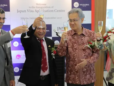 COO Australasia VFS Global Sriram Narayan (dari kiri) dan Duta Besar Jepang untuk Indonesia, Masafumi Ishii bersulang pada pembukaan Japan Visa Appplication Center di Jakarta, Jumat (8/9). (Liputan6.com/Faizal Fanani)