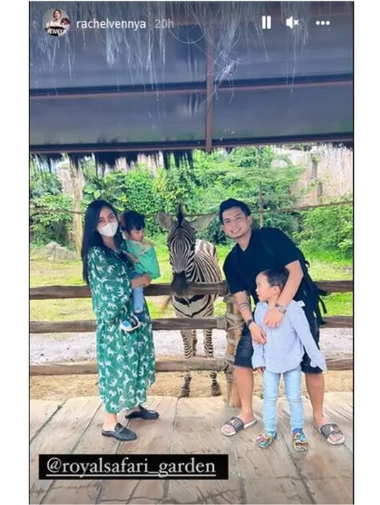 Momen seru Rachel Vennya dan Okin ajak Xabiru dan Chava liburan di taman safari. (Sumber: Instagram/rachelvennya)