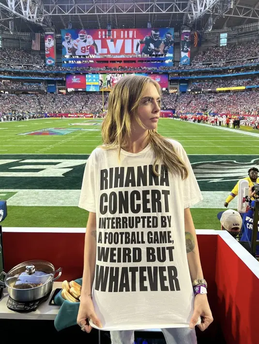 Cara Delevingne memberikan dukungannya untuk Rihanna melaluk t-shirt yang digunakannya. [Foto: Super bowl]