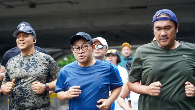 Pramono Anung berolahraga di kawasan car free day (CFD) Jakarta, Minggu pagi (8/12/2024).