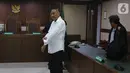 Mantan anggota DPR Markus Nari (kiri) usai menjalani sidang putusan terkait proyek e-KTP di Pengadilan Tipikor, Jakarta, Senin (11/11/2019). Markus Nari dianggap bersalah memperkaya diri sendiri dengan menerima USD 400 ribu dari proyek E-KTP. (Liputan6.com/Herman Zakharia)