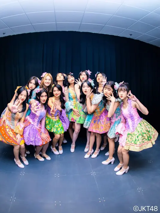 OOTD kali ini memiliki sentuhan wastra, yaitu corak batik. Para member JKT48 tampil menawan dengan outfit berwarna-warni yang cerah dengan rok bercorak batik yang cantik dan berbeda-beda. [Foto: Instagram/jkt48]