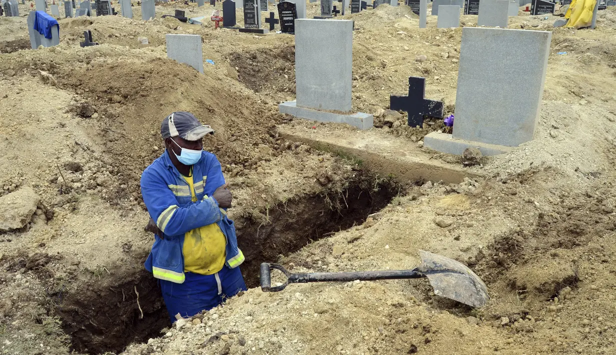 Seorang penggali makam menyiapkan kuburan baru di Pemakaman Motherwell di Port Elizabeth, Afrika Selatan pada 4 Desember 2020. Menteri Kesehatan Afrika Selatan, Zweli Mkhize pada Rabu (9/12/2020) mengumumkan negara itu sekarang sedang mengalami gelombang kedua Covid-19. (AP Photo/Theo Jeftha)