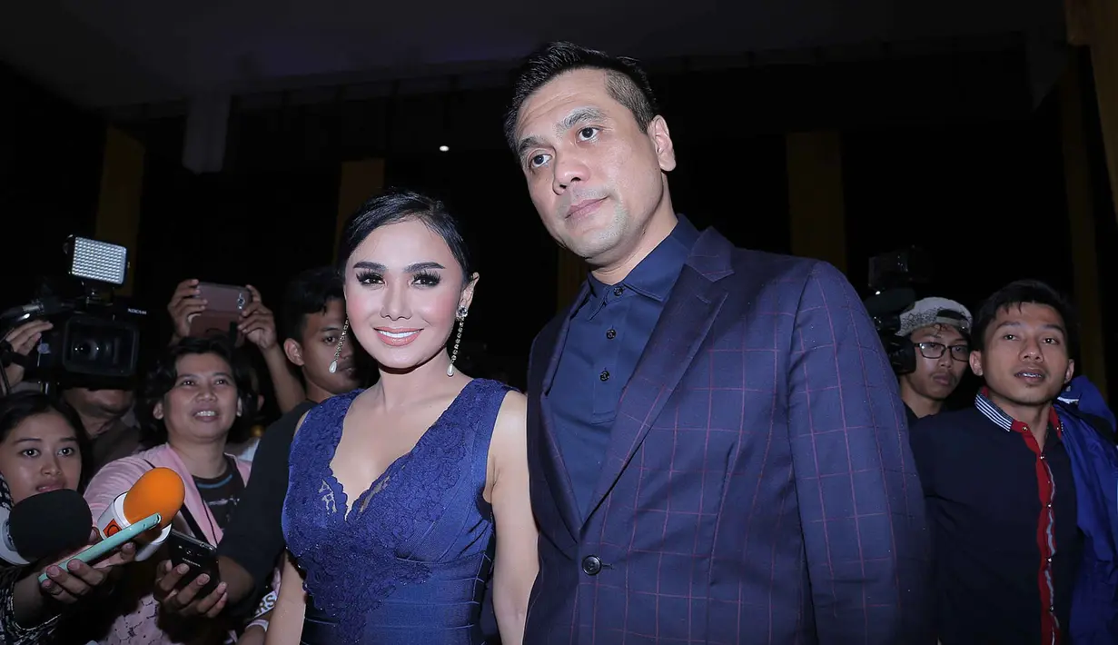 Penyanyi Yuni Shara makin terlihat kompak bersama Chiko Hakim. Keduanya terlihat hadir dalam perhelatan AMI Awards 2016 yang berlangsung Rabu, (28/9/2016) malam di Ecovention Ancol, Jakarta Utara. (Deki Prayoga/Bintang.com)