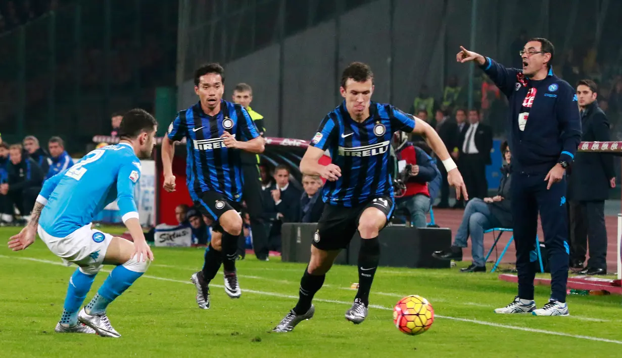 Gelandang Inter Milan, Ivan Perisic (R) berusaha membawa bola melewati bek Napoli, Elseid Hysaj pada lanjutan Liga Serie A di  San Paolo, Naples, Italia (30/11). Napoli menang atas Inter Milan dengan skorg 2-1. (AFP/CARLO Hermann)