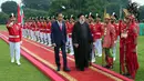 Jokowi mengenakan jas gelap dan dasi warna merah, sementara Ebrahim Raisi mengenakan jubah berwarna hitam. (AP Photo/Achmad Ibrahim)
