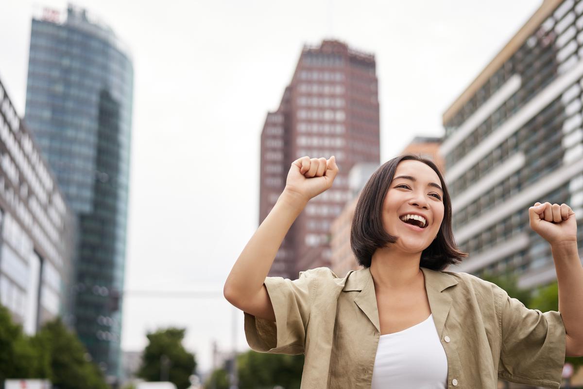 Wanita tersenyum senang dan bahagia