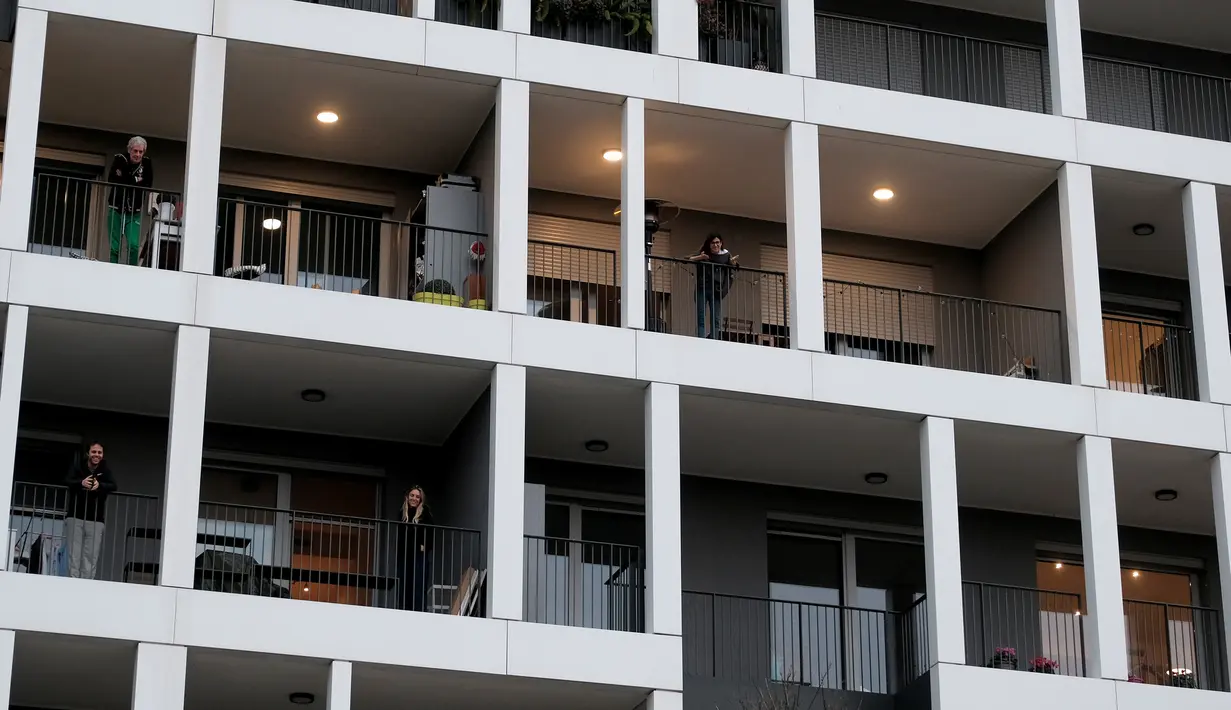 Warga mengikuti flash mob  di balkon untuk menyatukan orang-orang dan mengatasi keadaan darurat Covid-19 di Roma (13/3/2020).  Lebih dari 23.000 orang berpartisipasi dalam flash mob untuk memainkan instrumen dan bernyanyi di tengah darurat virus corona Covid-19. (Mauro Scrobogna/LaPresse via AP)