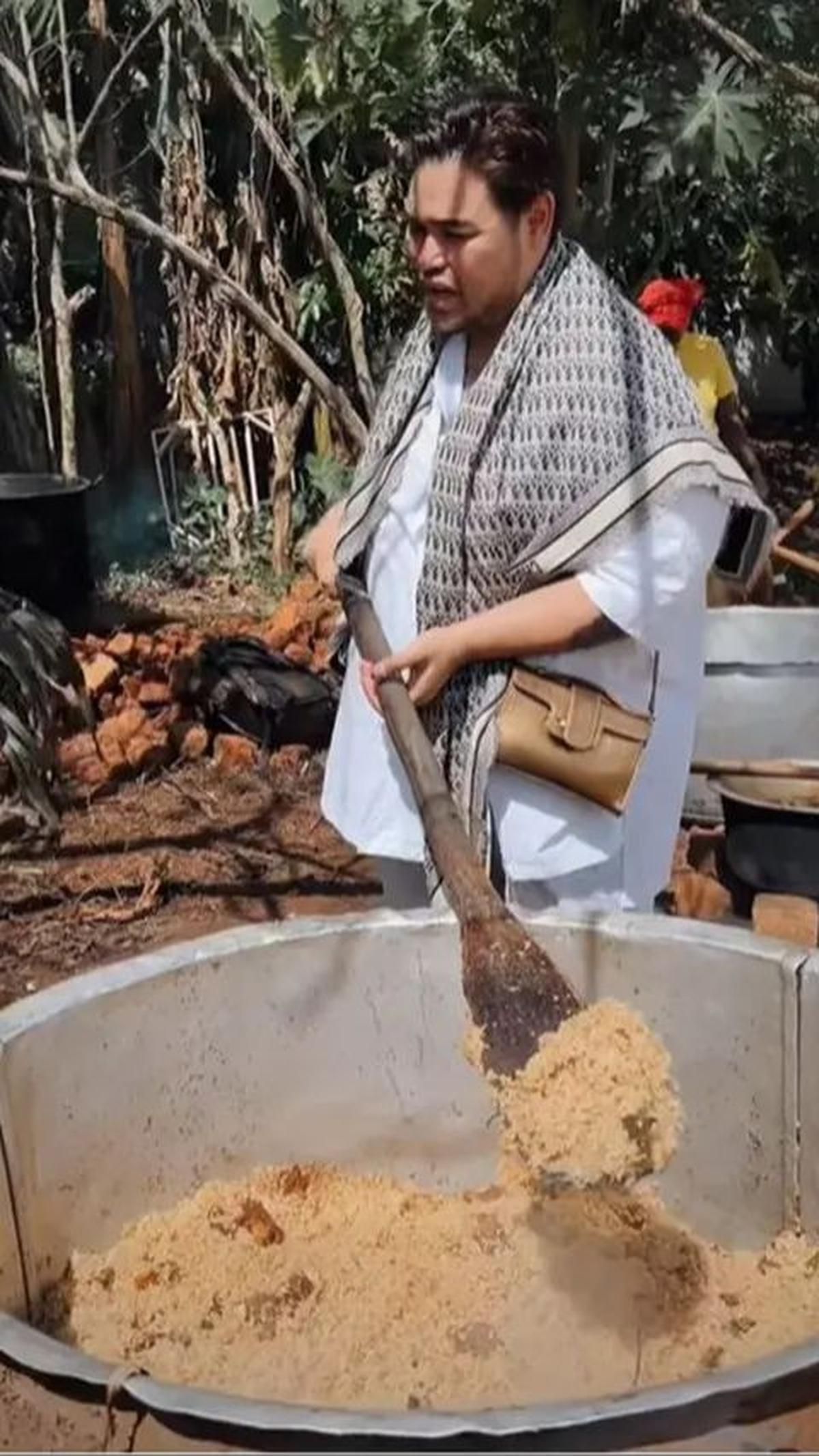 Igun juga menikmati waktu di lingkungan masjid dengan memotong sapi dan memasak bersama warga lokal.