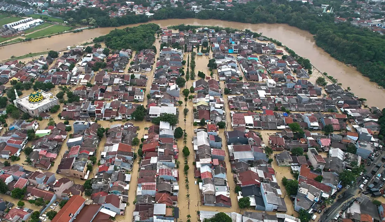 Foto selebaran yang diambil dan dirilis pada Selasa 4 Maret 2025 oleh Badan Nasional Penanggulangan Bencana (BNPB) ini menunjukkan gedung-gedung yang terendam banjir di Bekasi, Jawa Barat. (Foto oleh Handout/Badan Nasional Penanggulangan Bencana/AFP)