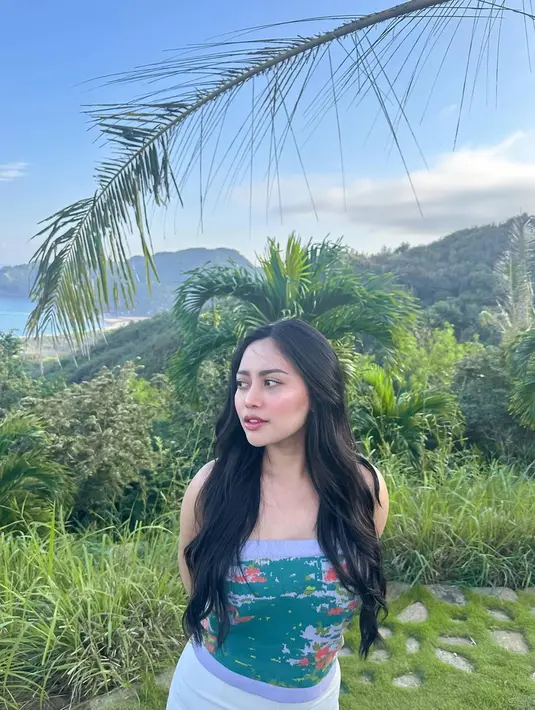 Saat sampai di Lombok, Rachel Vennya sempat mengunggah potretnya sendiri dengan mempelihatkan pemandangan alam di tempat ia menginap. Selebgram ini pun menuai banyak pujian dari potretnya tersebut yang dipuji menawan. (Liputan6.com/IG/@rachelvennya)