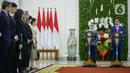 Presiden Joko Widodo (kanan) dan Presiden Singapura, Halimah Yacob melakukan konferensi pers bersama saat kunjungan kenegaraan di Istana Bogor, Jawa Barat, Selasa (4/2/2020). Dalam pertemuan tersebut kedua negara membahas kerjasama terutama dalam sektor bisnis. (Liputan6.com/Faizal Fanani)