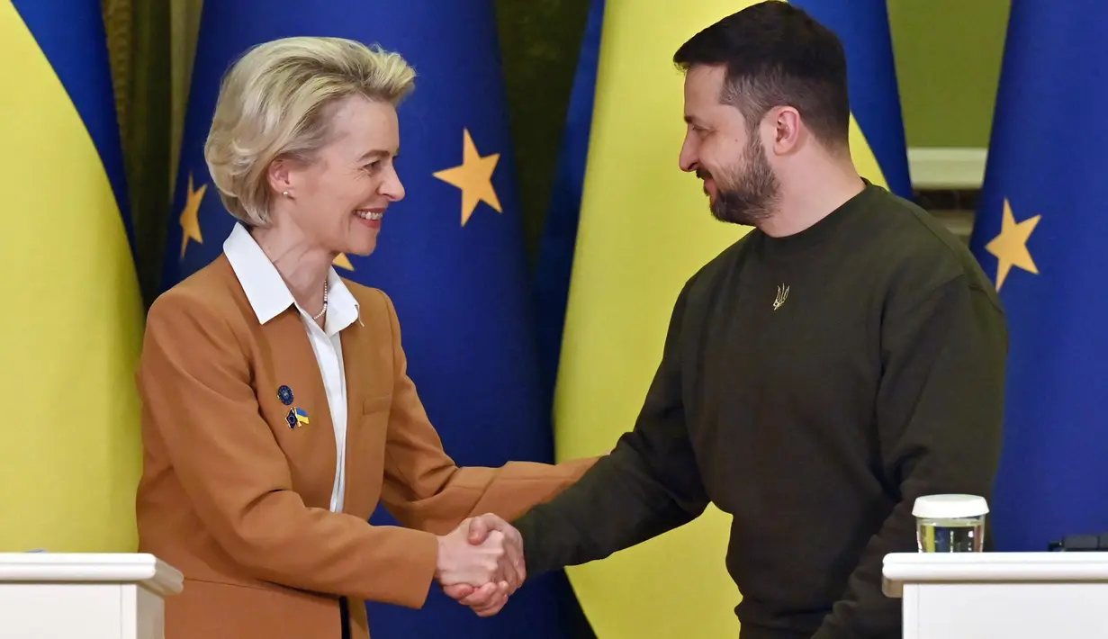 Presiden Ukraina Volodymyr Zelensky (kanan) dan Presiden Komisi Eropa Ursula von der Leyen berjabat tangan setelah konferensi pers bersama setelah pembicaraan di Kyiv, Kamis (2/2/2023). Kepala Komisi Eropa mengumumkan bahwa ia telah tiba di Kyiv dengan tim komisioner dan diplomat paling senior di blok tersebut, sehari sebelum KTT Ukraina-Uni Eropa di negara yang dilanda perang itu. (Sergei SUPINSKY/AFP)