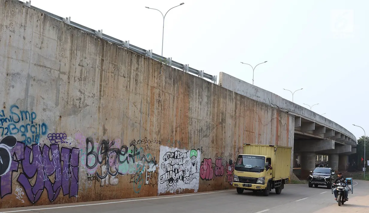 Kendaraan melintas di sekitar dinding Jalan Tol Depok-Antasari (Desari), Ciganjur, Jakarta Selatan, Rabu (24/10). Tol Desari diresmikan oleh Presiden Joko Widodo pada 27 September 2018. (Liputan6.com/Immanuel Antonius)