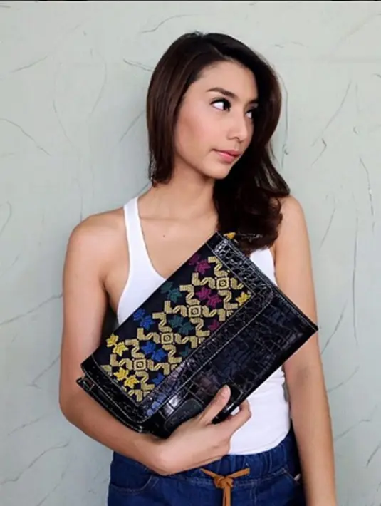 Tyas Mirasih bahkan menulis jika dirinya adalah Ratu Endorse pada bio instagram miliknya. Para netizen pun sempat mempertanyakan alasan Tyas Mirasih menjuluki dirinya sebagai ratu endorse. (via instagram/@tyasmirasih)