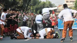 Peserta melakukan atraksi sepatu roda saat memeriahkan Jakarnaval 2018 di Jalan Medan Merdeka Selatan, Jakarta, Minggu (8/7). Karnaval dimeriahkan oleh beragam atraksi dan pawai budaya Nusantara. (Merdeka.com/Iqbal S Nugroho)