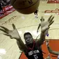 Pemain Houston Rockets, Clint Capela (15) berusaha merebut bola dari jangkauan pemain Detroit Pistons, Andre Drummond pada laga NBA basketball game, di Toyota Center, Houston, (22/3/2018). Rockets menang 100-96. (AP/David J. Phillip)