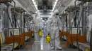 Sejumlah Petugas menggunakan pakaian pelindung melakukan pembersihan di kereta di stasiun Seoul Metro, Goyang, Korea Selatan, (9/6/2015). Sekitar 95 orang terjangkit wabah virus MERS dan 7 orang meninggal dunia di Korsel. (REUTERS/Kim Hong-Ji)