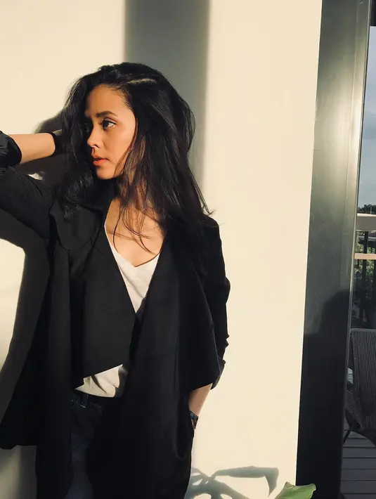 Meski tak keluar sebagai pemenang, namun Miss Indonesia 2017 tersebut menjadi titik awal wanita yang akrab disapa Vina ini untuk memulai karier di dunia hiburan Tanah Air. (Liputan6.com/IG/givinald)