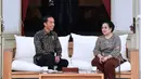 Presiden Joko Widodo (Jokowi) berbincang dengan Megawati Soekarnoputri di teras belakang Istana Merdeka, Jakarta, Senin (21/11). Pertemuan tersebut membahas kondisi politik nasional, ekonomi dan pilkada. (Biropres Kepresidenan/Laily)