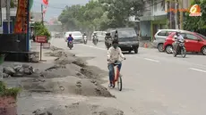 Tiga hari pasca letusan Gunung Kelud  sejumlah jalan yang ada di kota Kediri pada MInggu 16 Februari 2104 masih terus diselimuti pasir sisa material letusan (Liputan6.com/Helmi Fithriansyah).