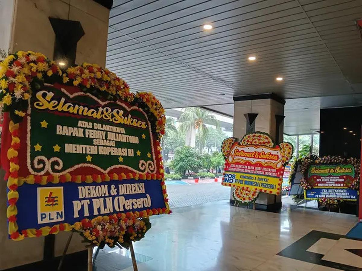 Karangan Bunga dari BUMN dan Koperasi Banjiri Sertijab Ferry Juliantono