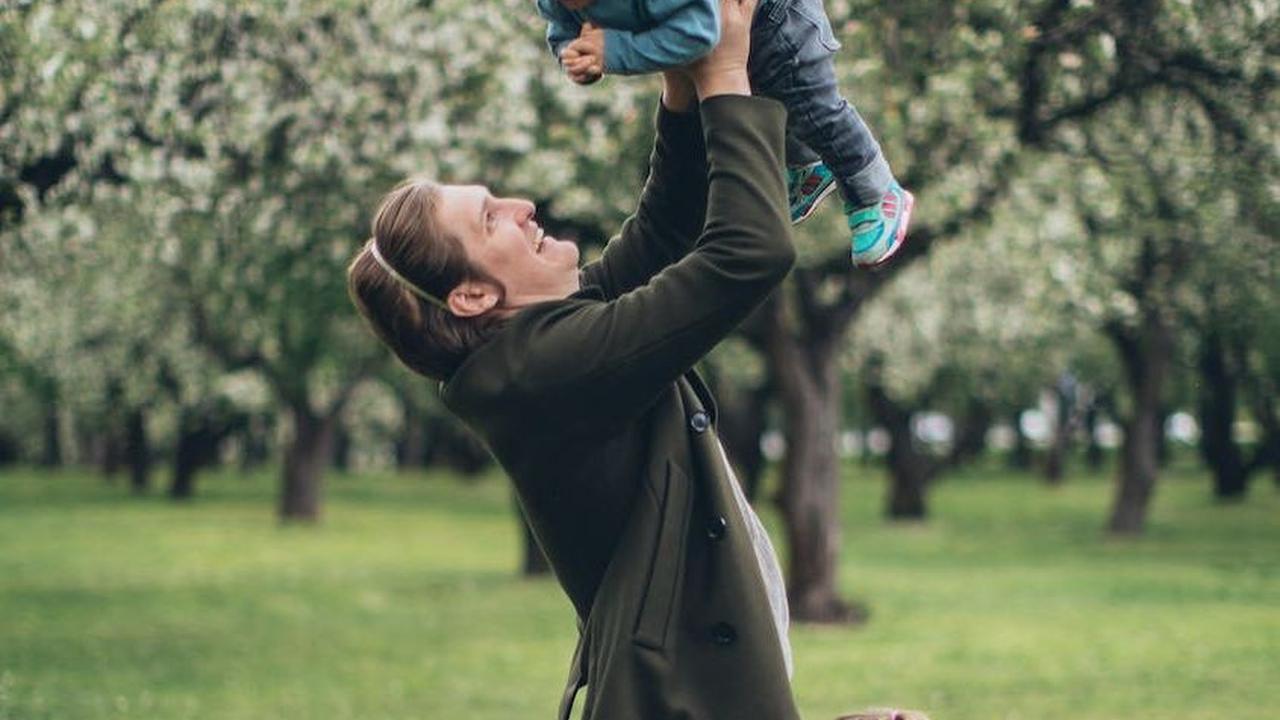 Aktivitas fisik adalah bagian penting dari tumbuh kembang Si Kecil. Dengan memilih aktivitas yang sesuai dengan usia dan minat mereka, Anda dapat membantu anak-anak Anda untuk tetap aktif dan sehat di rumah.